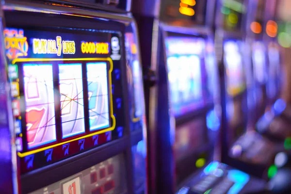 happy judi live-dealer studio with professional dealers and HD broadcast